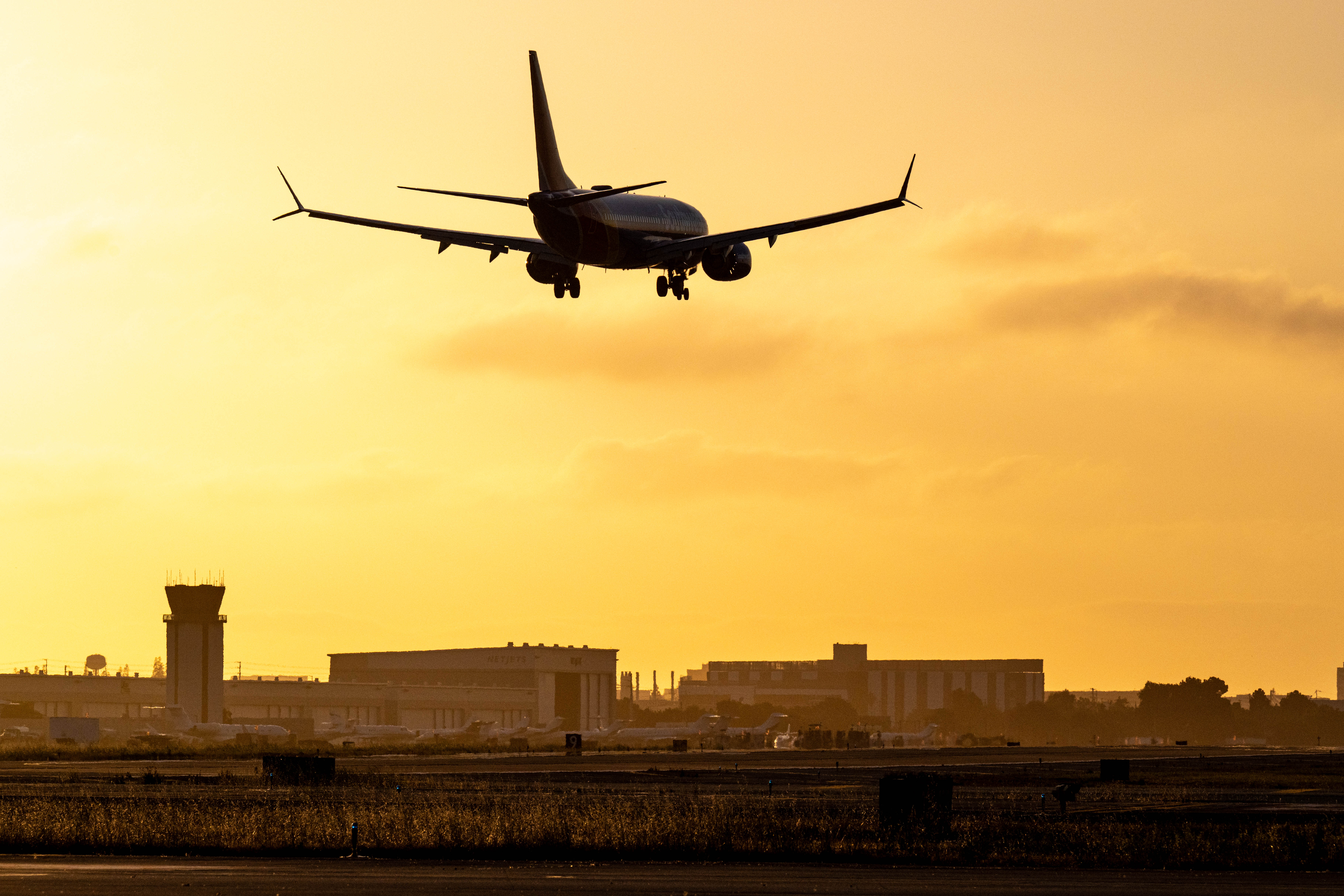 Plane landing at SJC