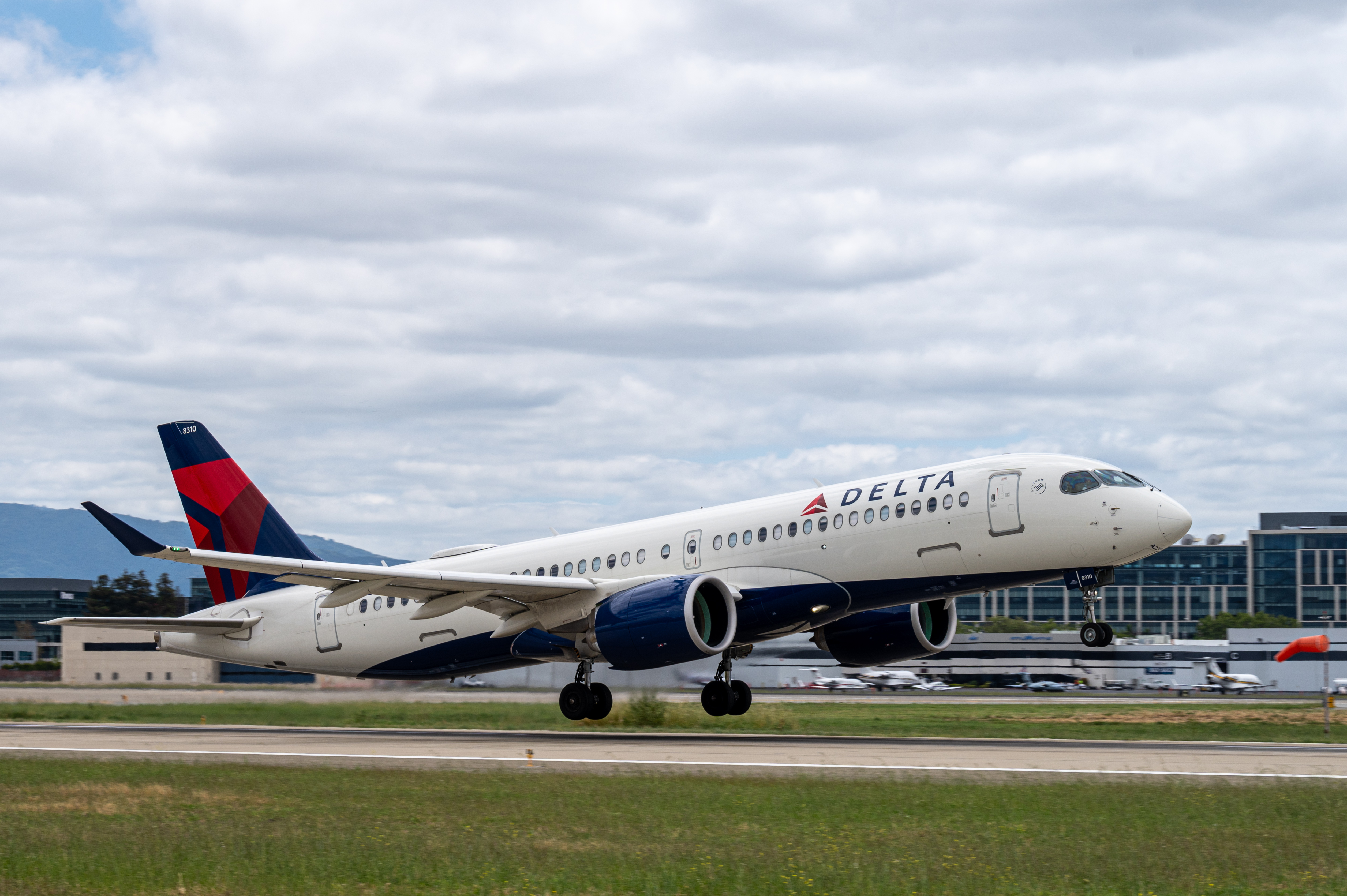 Delta Air Lines plane at SJC