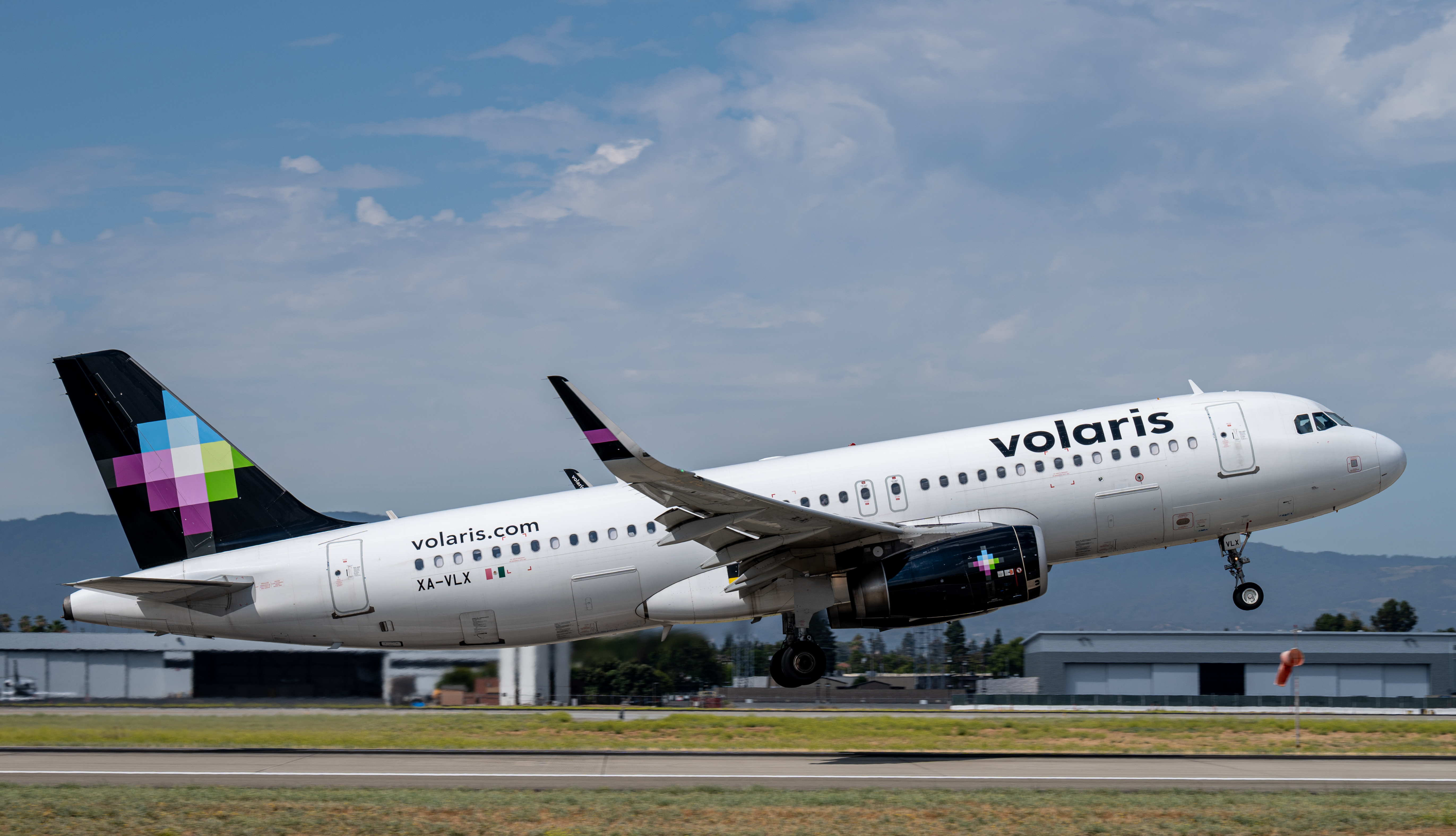 Volaris plane at SJC