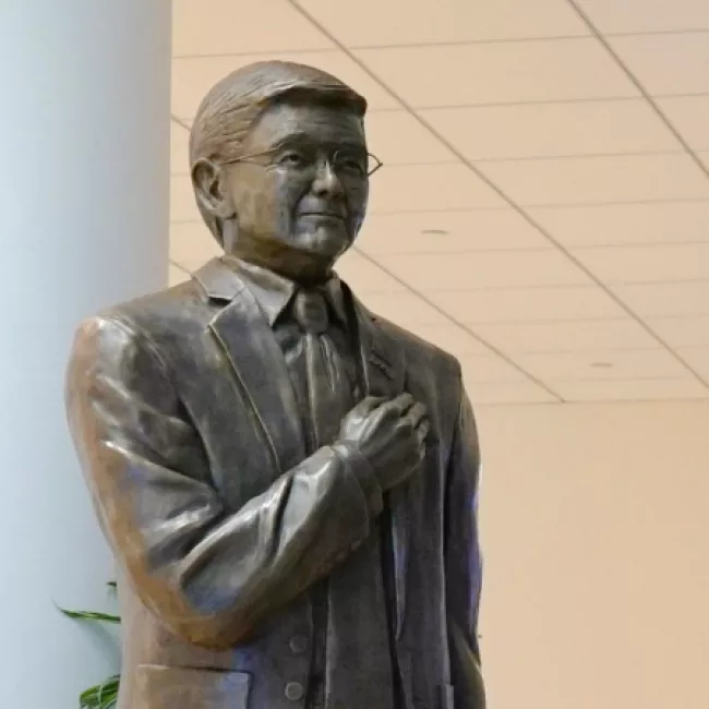 Image of Norman Y. Mineta Statue at SJC in Terminal B Baggage Claim